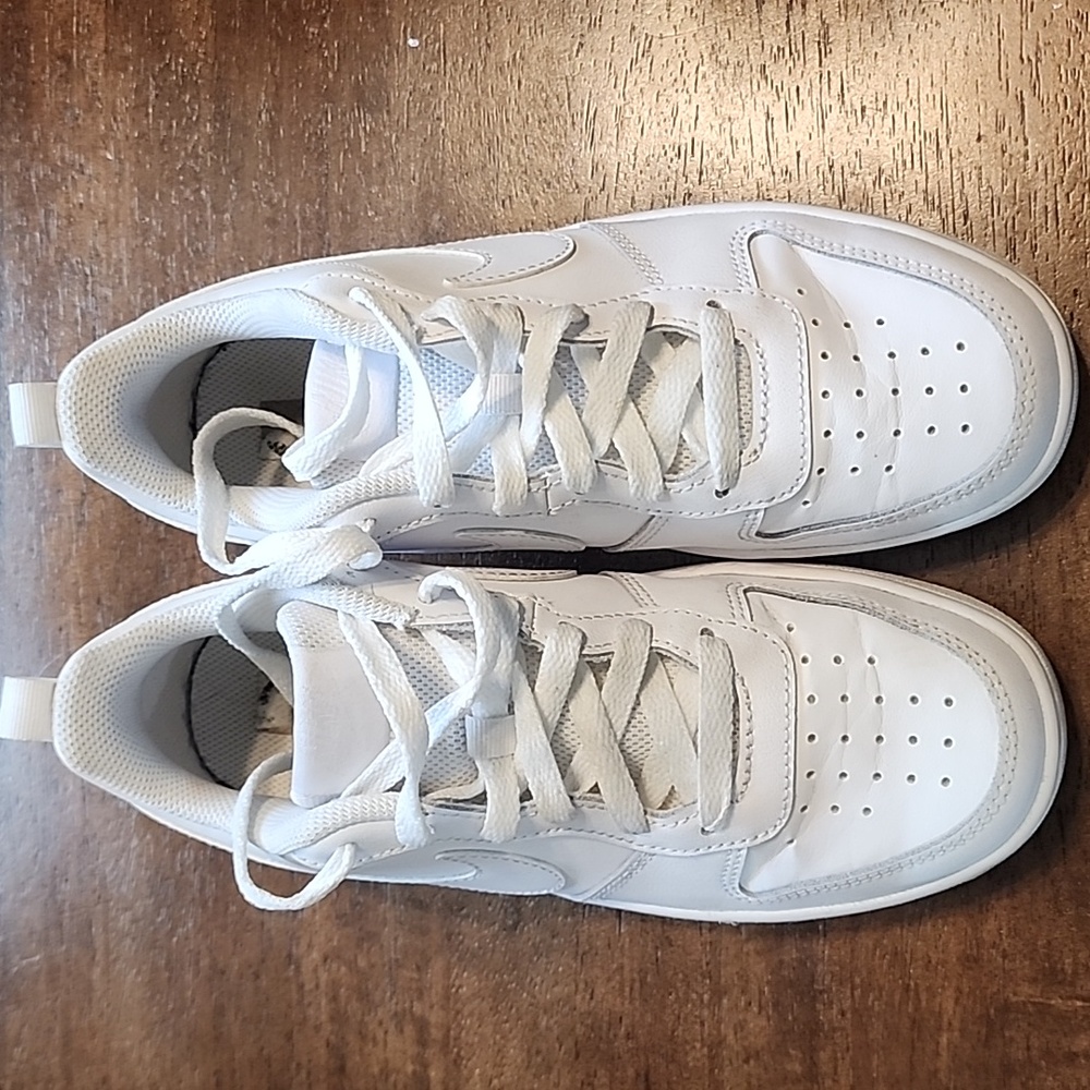 Boys/Girls Nike Court Size 4.5Y All White